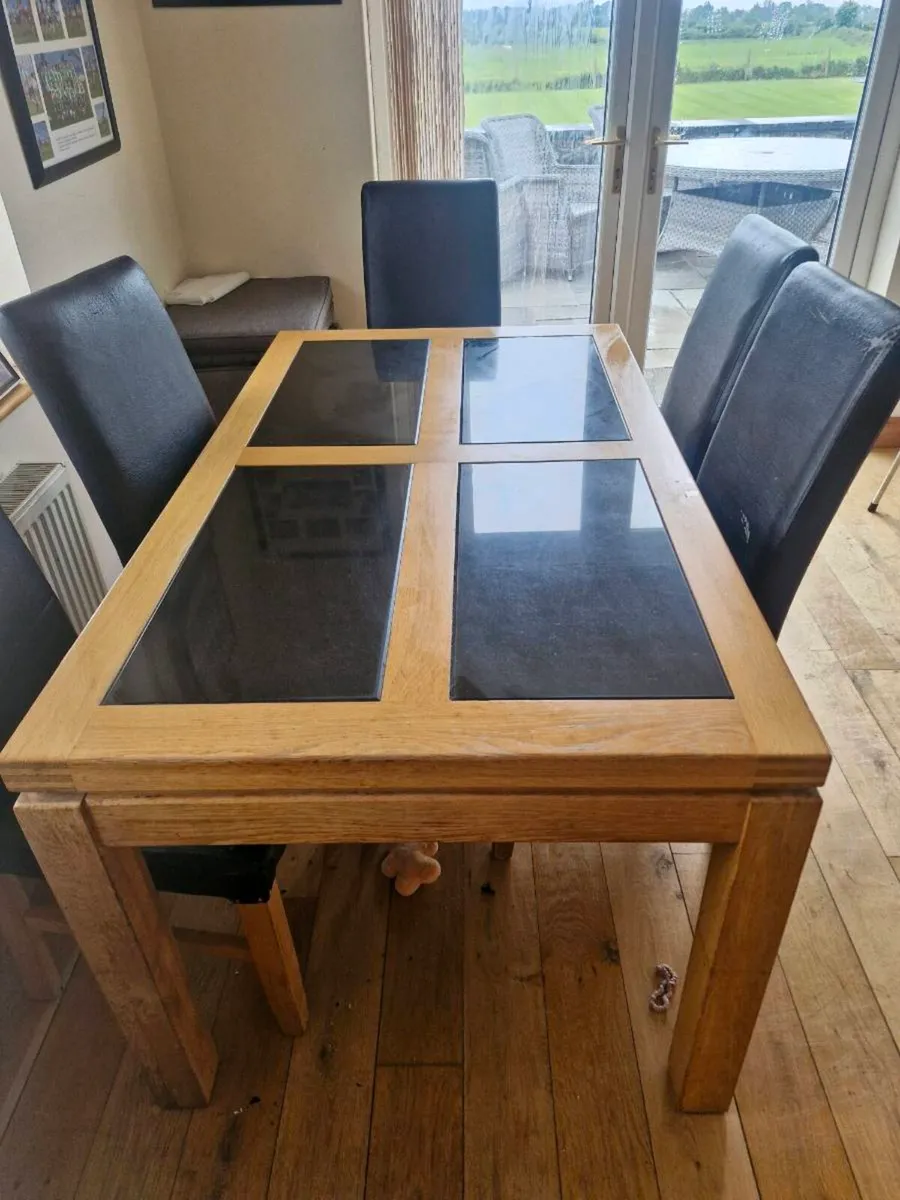 Table and chairs - Image 1