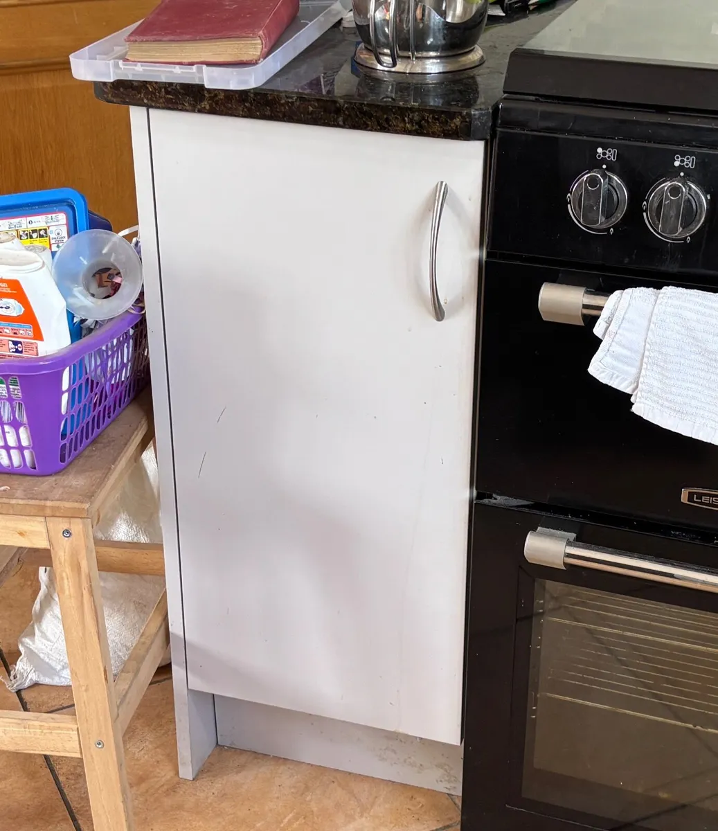 Kitchen and island - Image 2