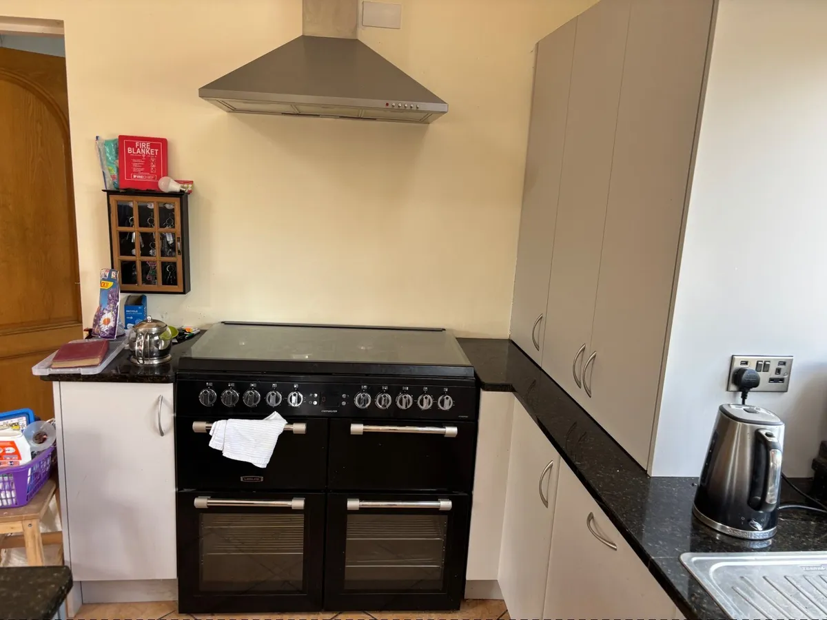 Kitchen and island - Image 4