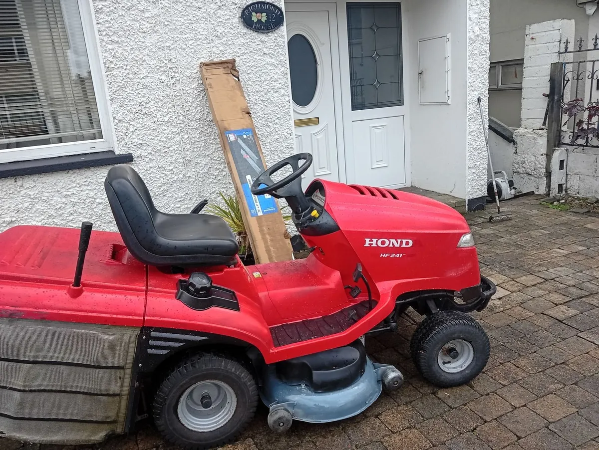Honda ride on lawnmower - Image 1