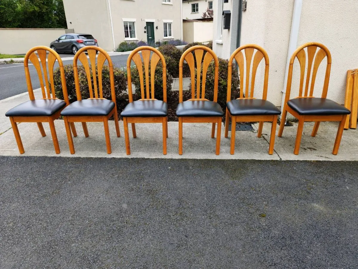Table with chairs - Image 1