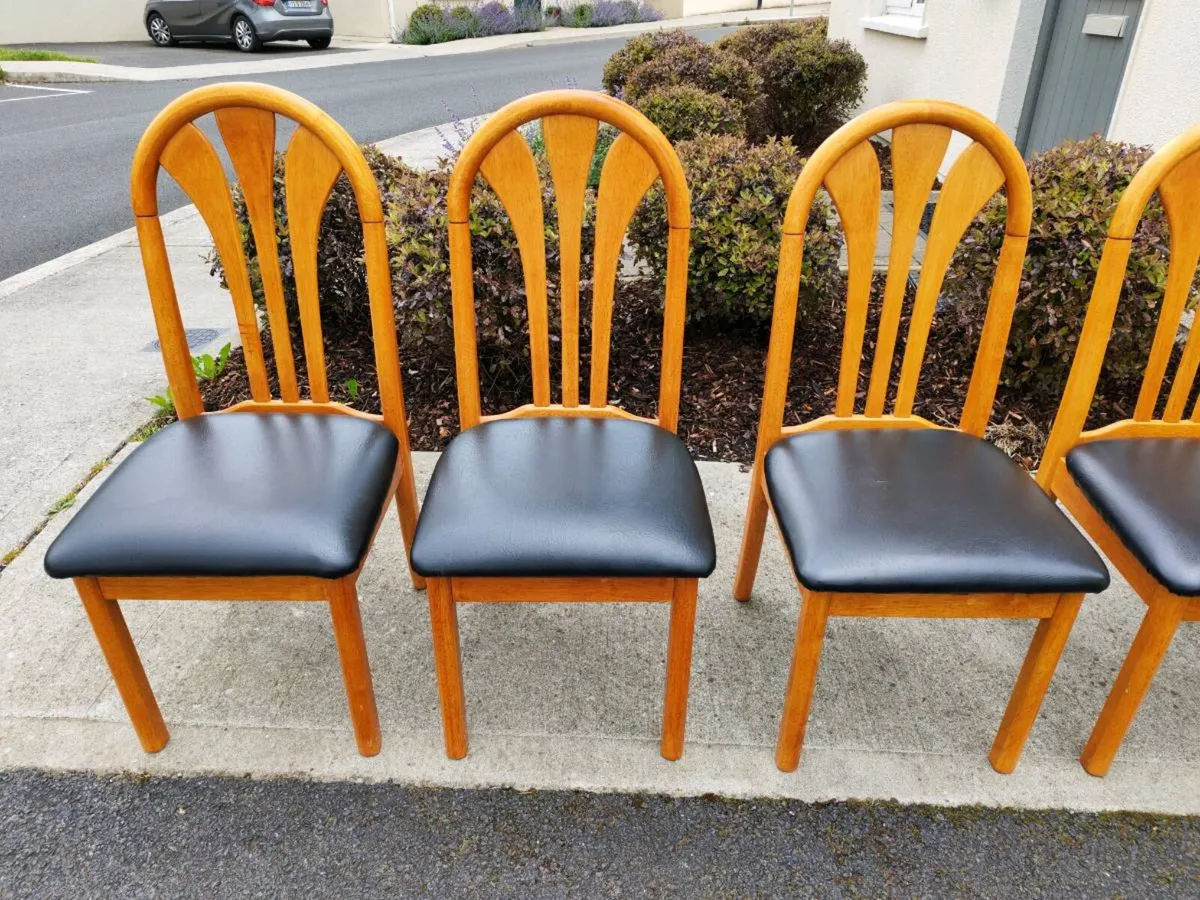 Table with chairs - Image 3