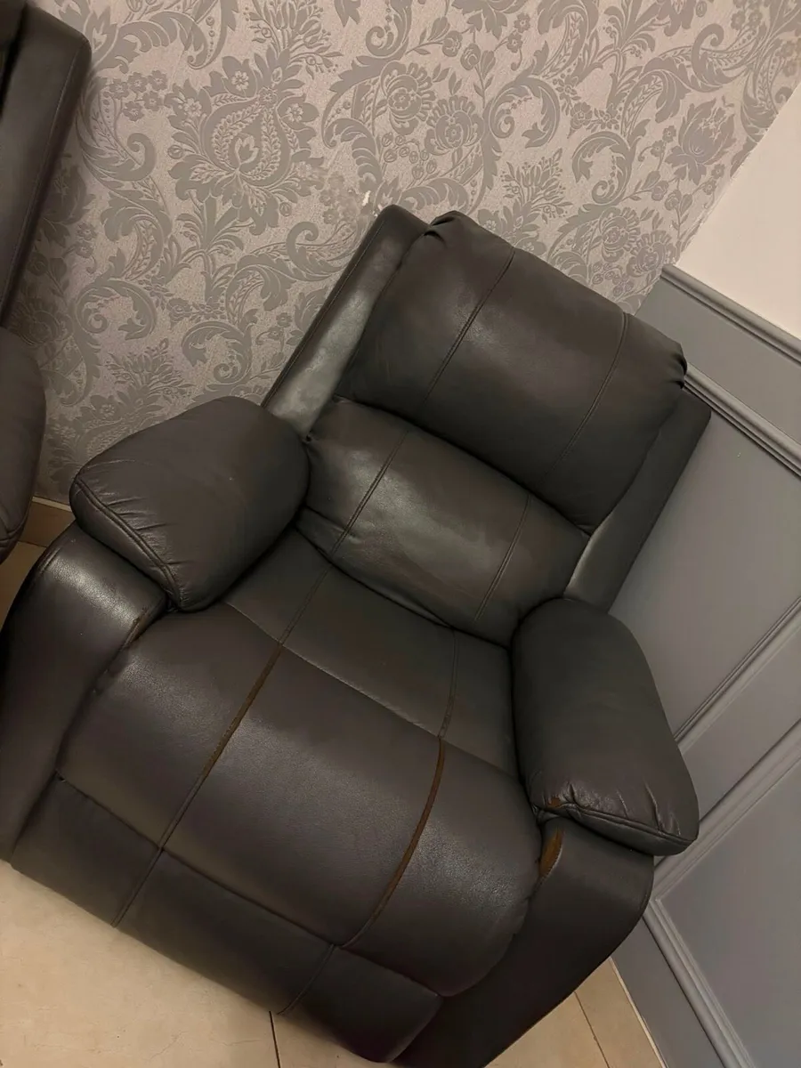 3 + 1 + 1 sofa - Image 3