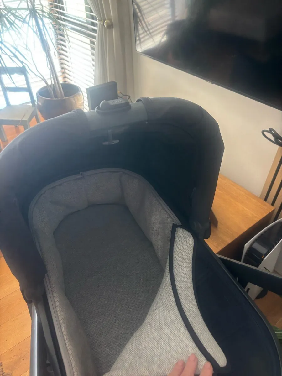 Uppa Baby vista 2  Stroller, Bassinet & Car seat - Image 2