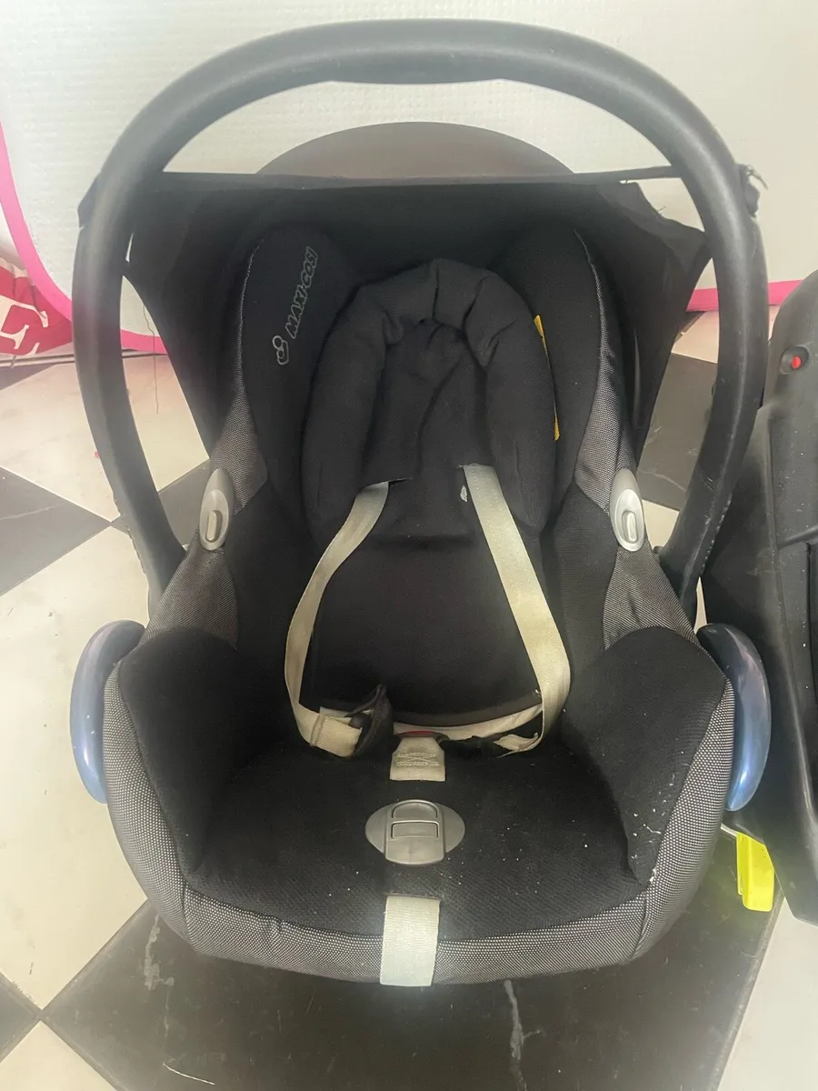 Maxi Cosi car seat and base - Image 1