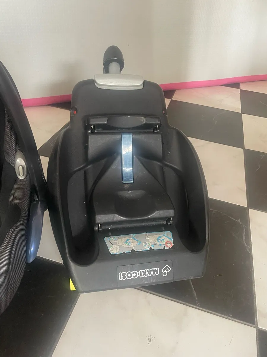 Maxi Cosi car seat and base - Image 2