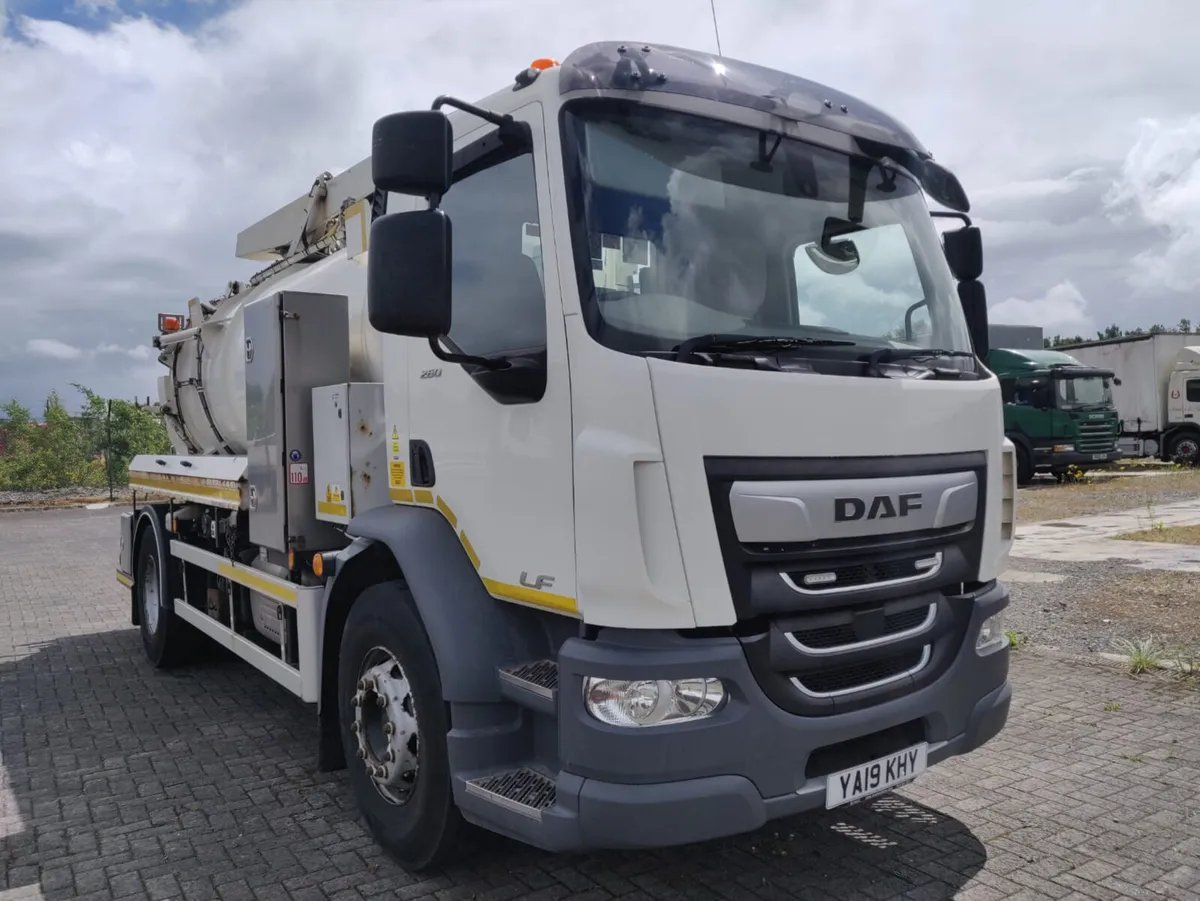 2019 DAF LF 260 18 TON Tipping Whale Gully Emptier - Image 1
