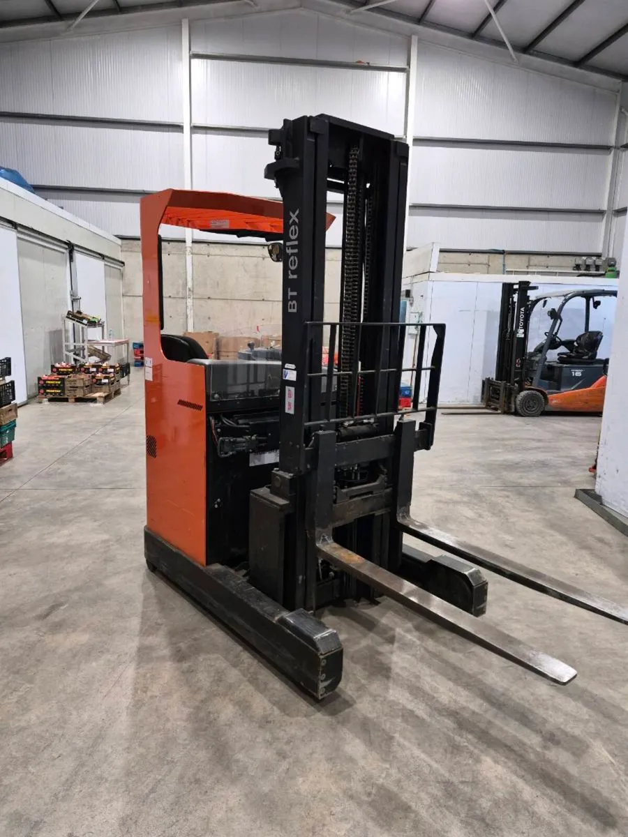 Toyota Reach Truck 2016 Forklift - Image 2