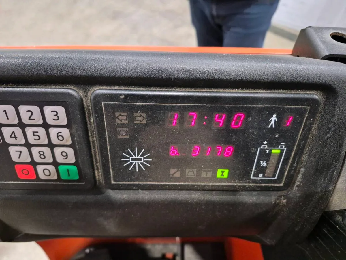 Toyota Reach Truck 2016 Forklift - Image 4