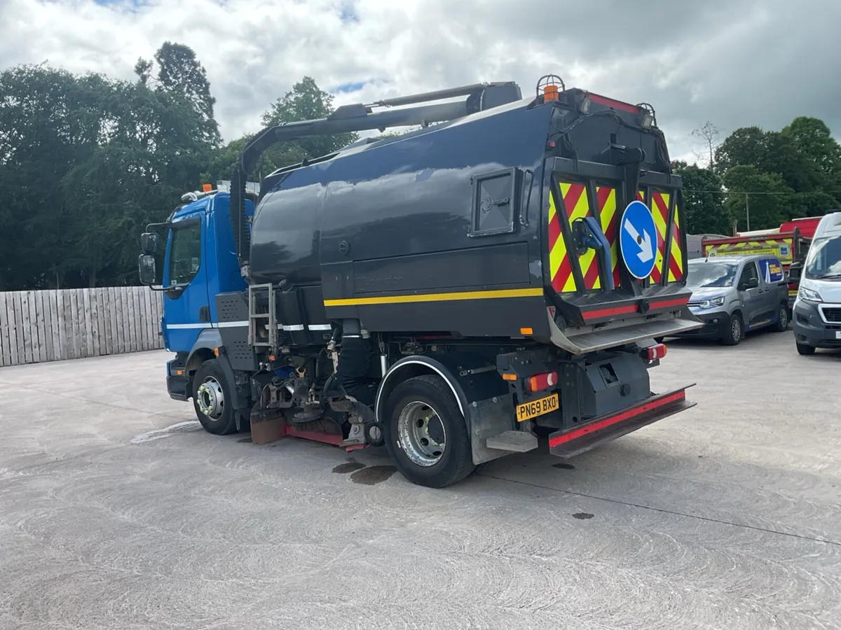 2019 Volvo FL250 4x2 Sweeper - Image 4