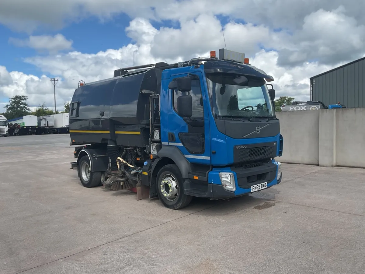 2019 Volvo FL250 4x2 Sweeper - Image 1