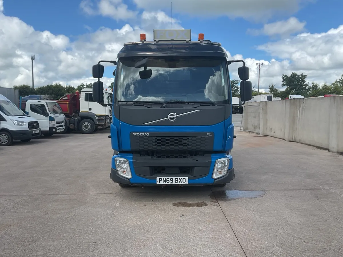 2019 Volvo FL250 4x2 Sweeper - Image 2
