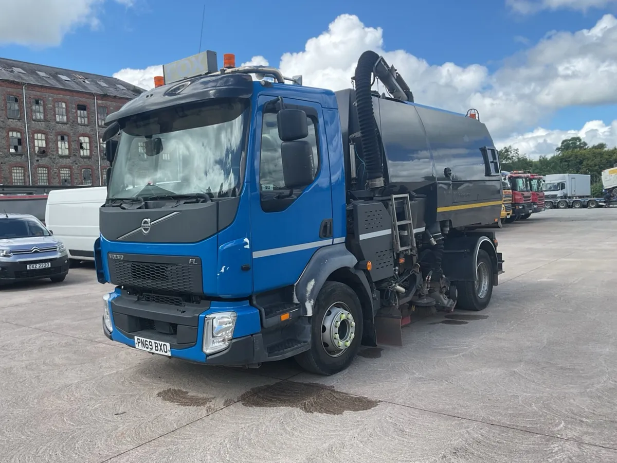 2019 Volvo FL250 4x2 Sweeper - Image 3