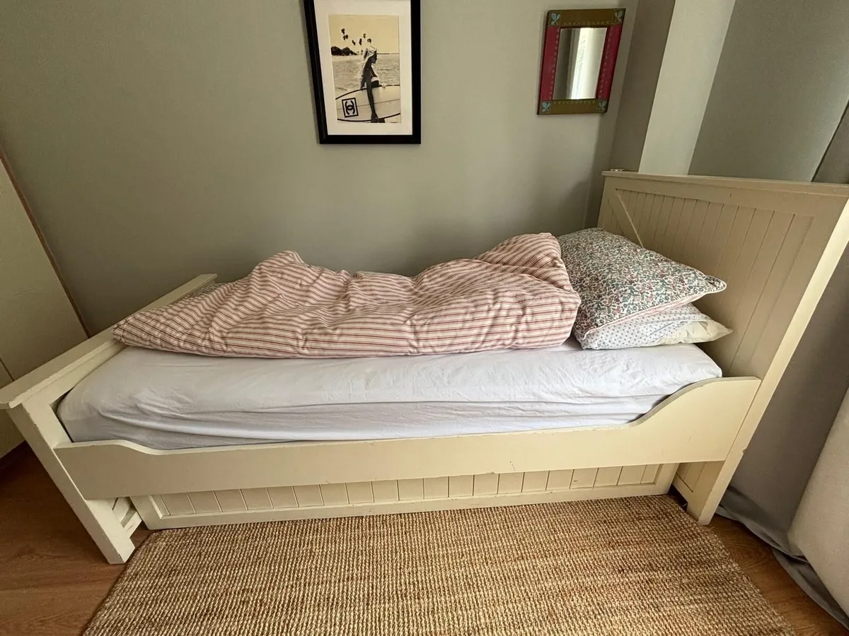 Childrens single trundle bed. - Image 3