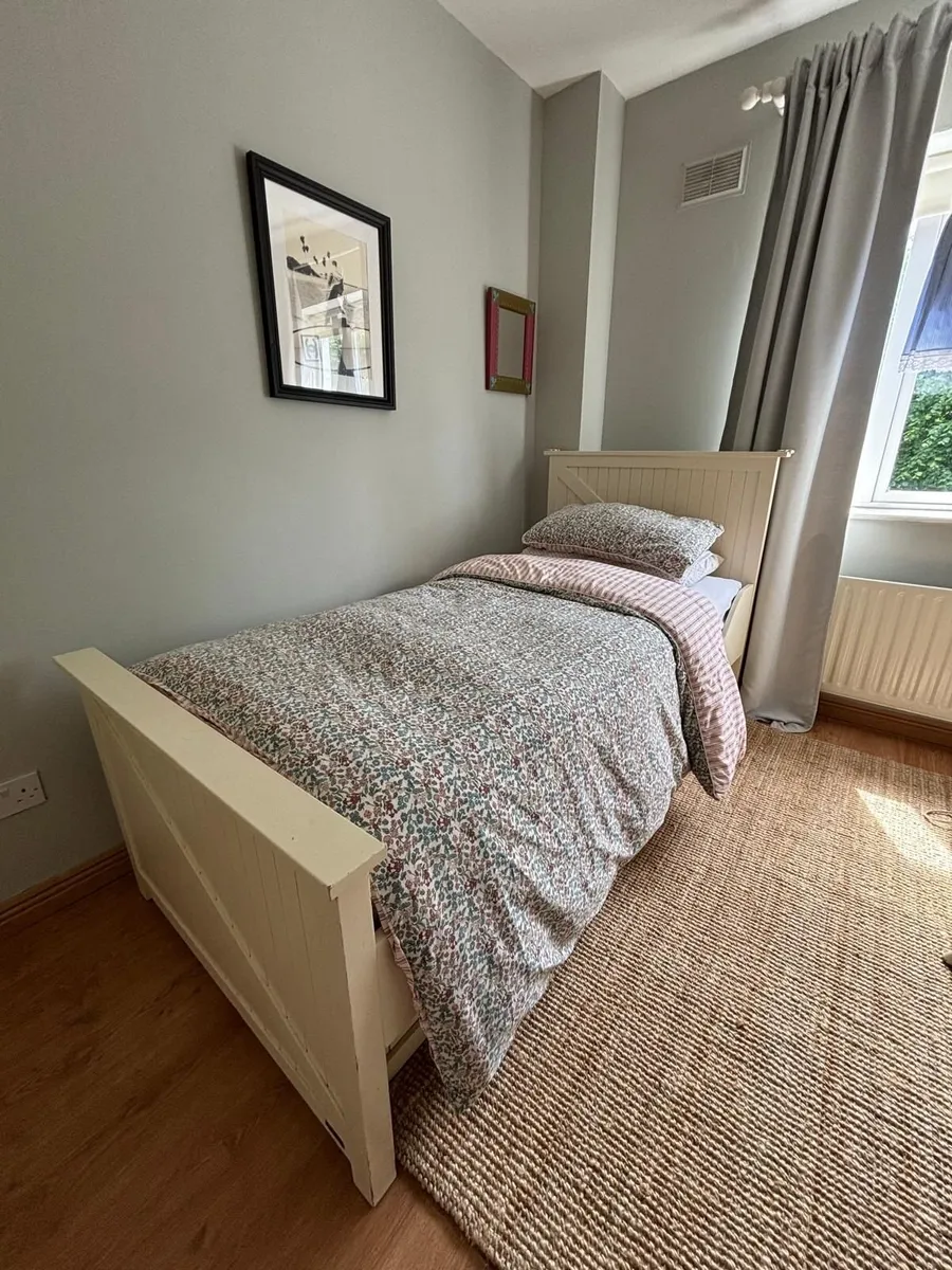 Childrens single trundle bed. - Image 1