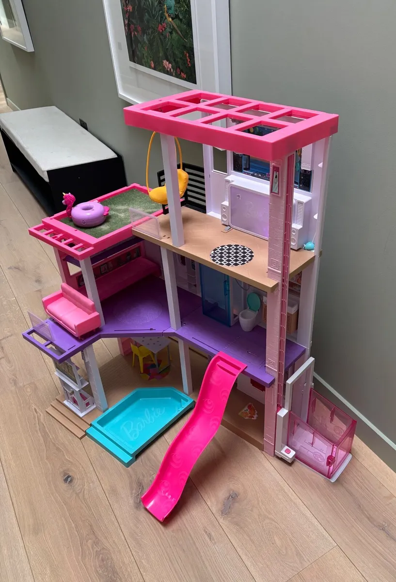 Barbie Dreamhouse and accessories - Image 3