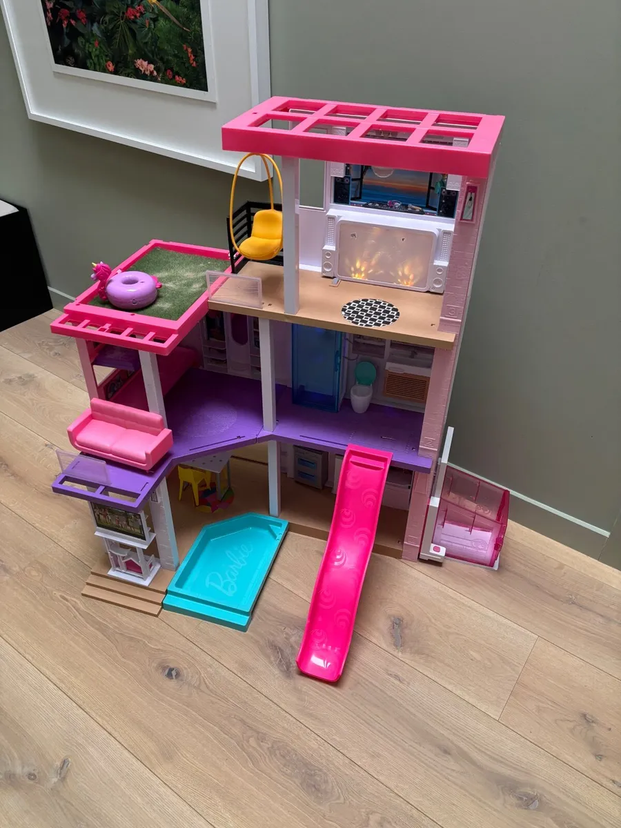 Barbie Dreamhouse and accessories - Image 1