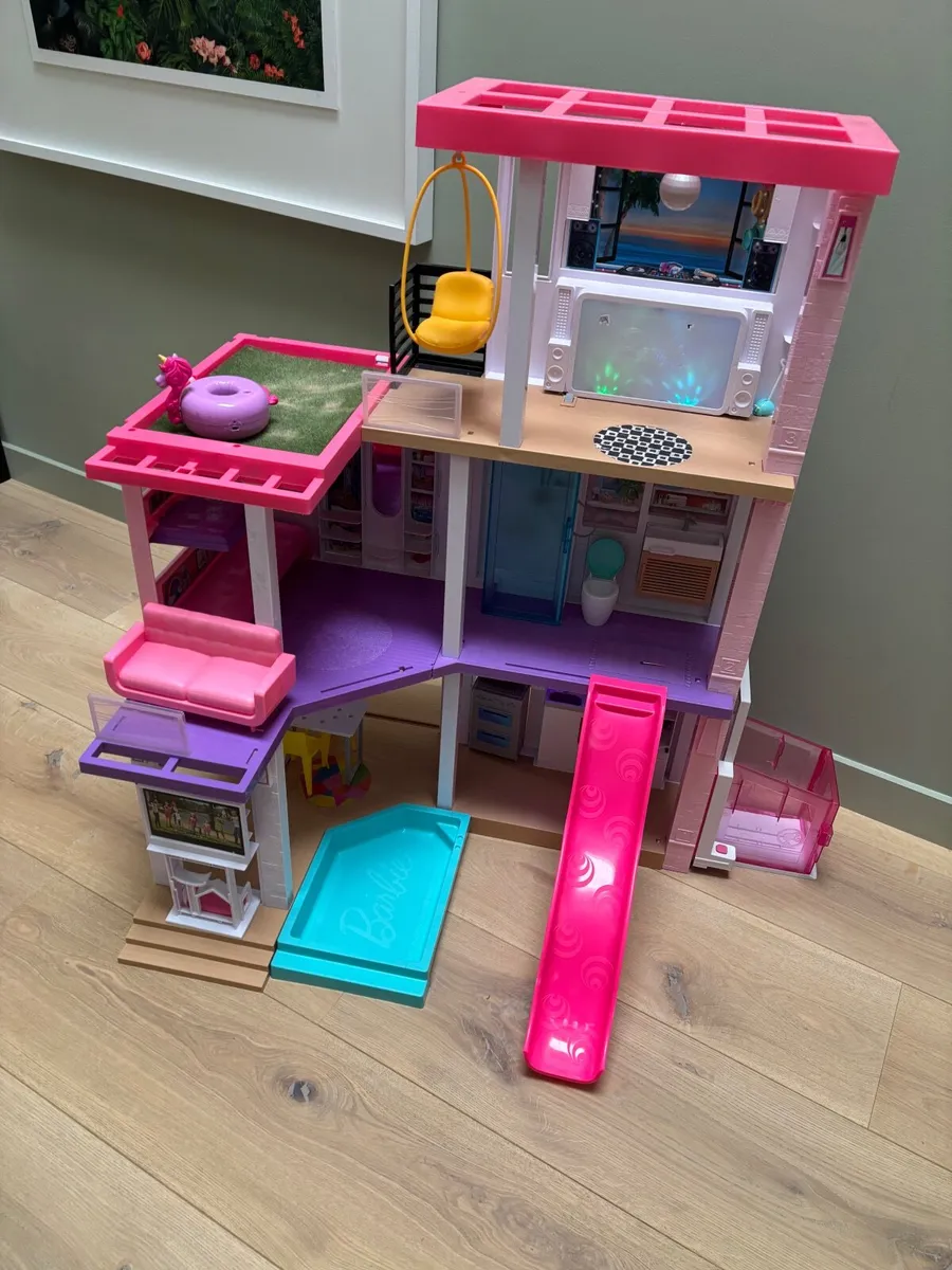 Barbie Dreamhouse and accessories - Image 4