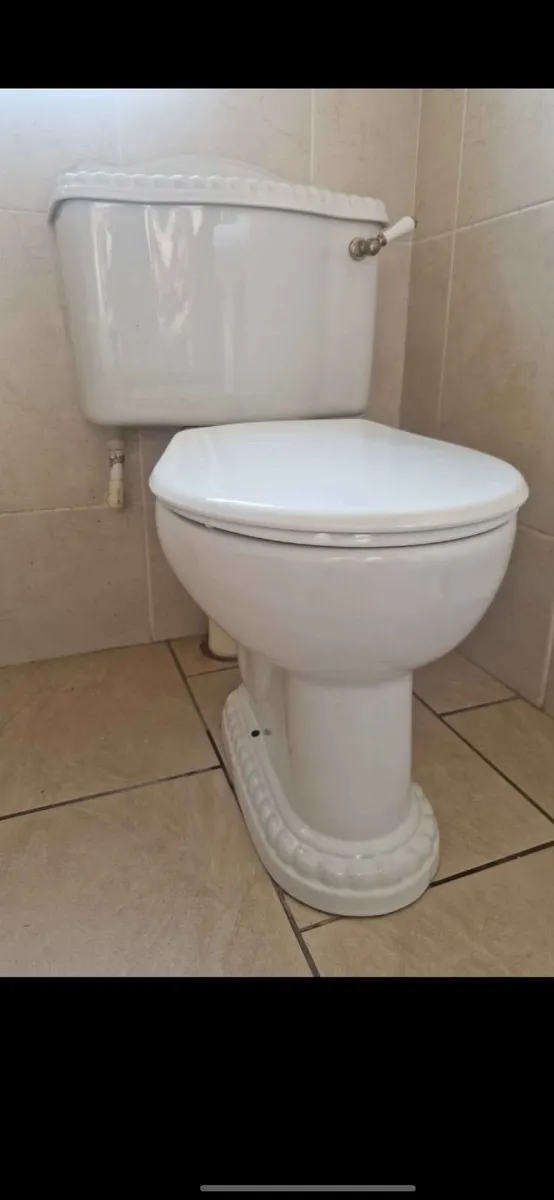 Toilet & sink - Image 1