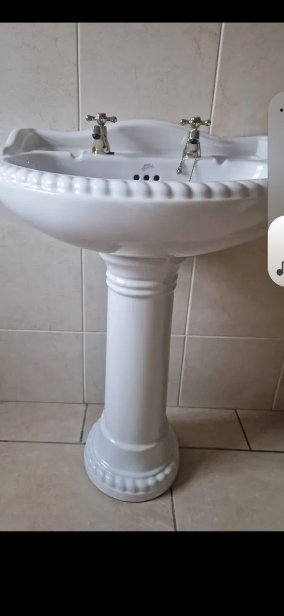 Toilet & sink - Image 4