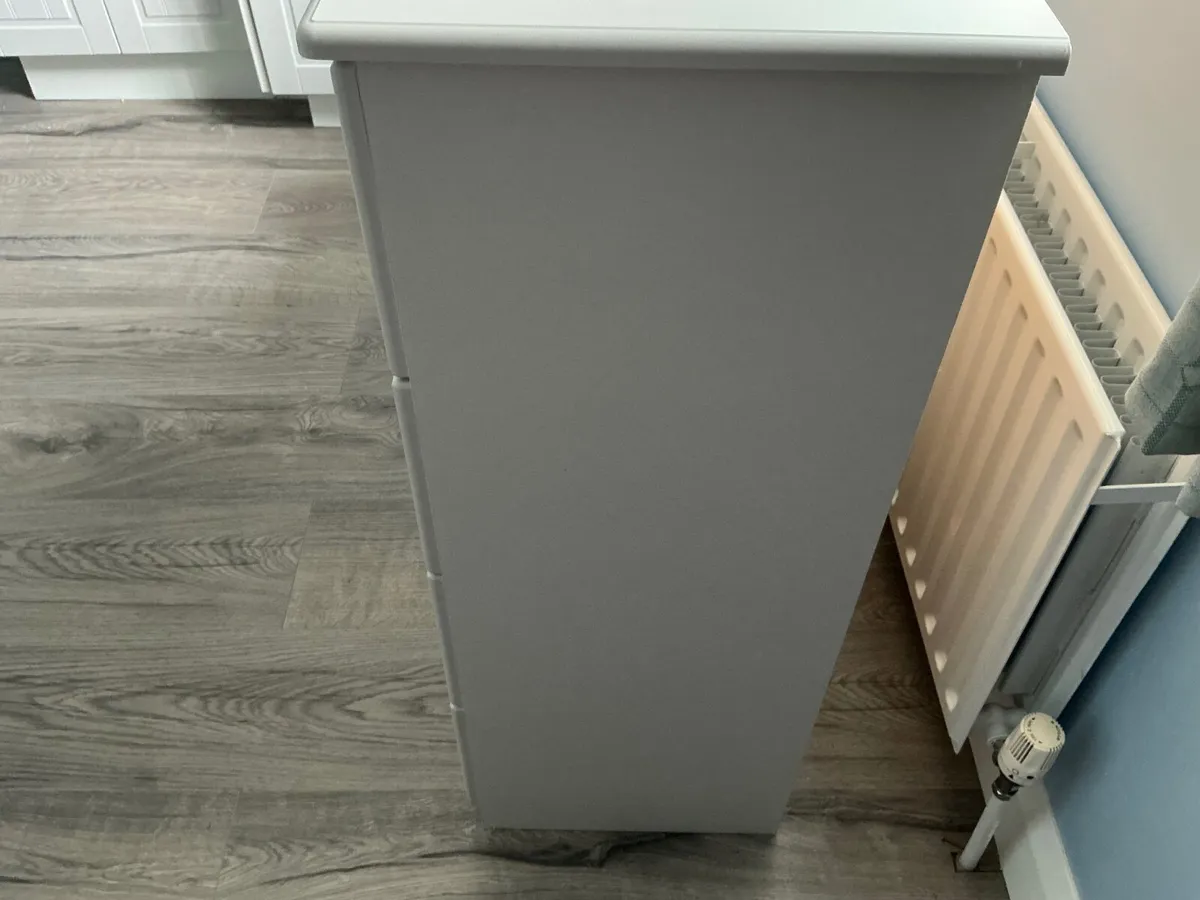 Chest of 4 draws and bedside cabinet - Image 3