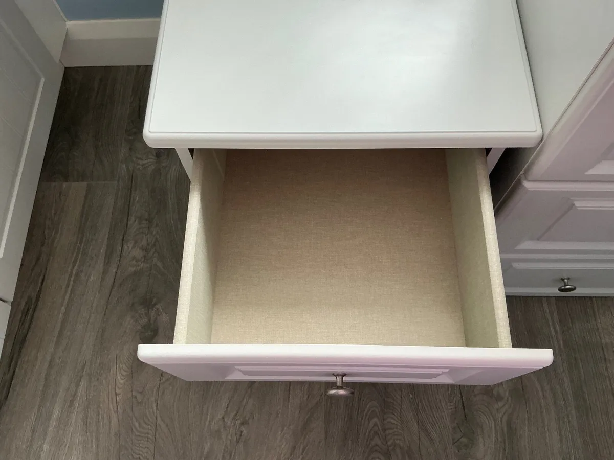 Chest of 4 draws and bedside cabinet - Image 4