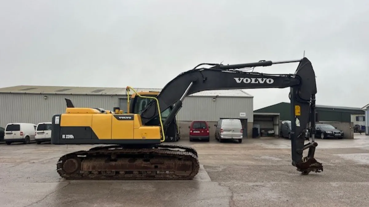 2013 Volvo EC220DL - Image 2