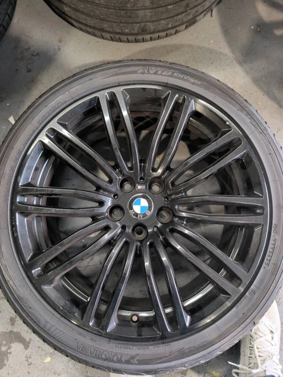 BMW G30 ALLOYS AND TYRES - Image 2