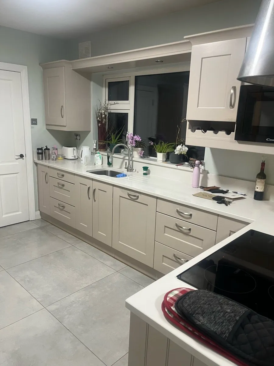 Kitchen units, worktop and pantry - Image 3