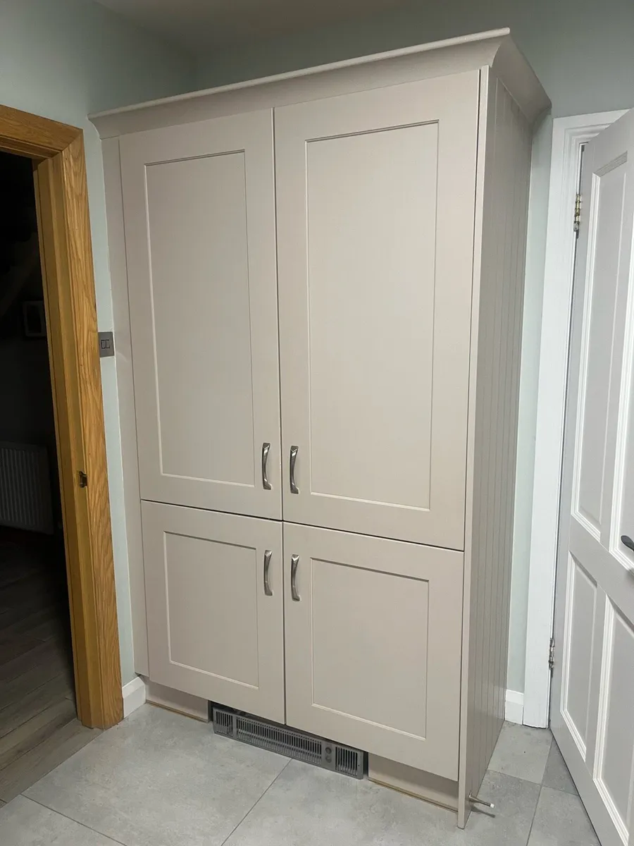 Kitchen units, worktop and pantry - Image 4