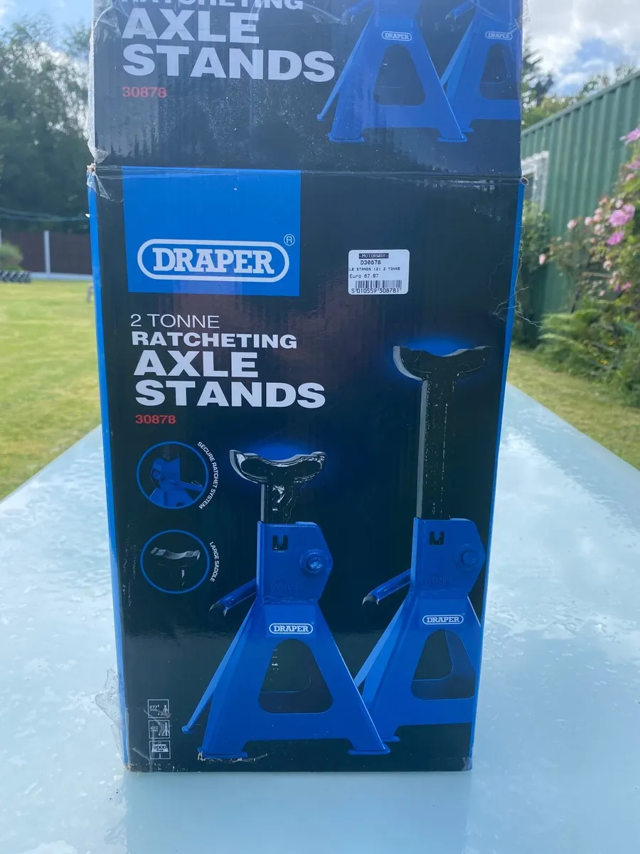 Axel stands - Image 1