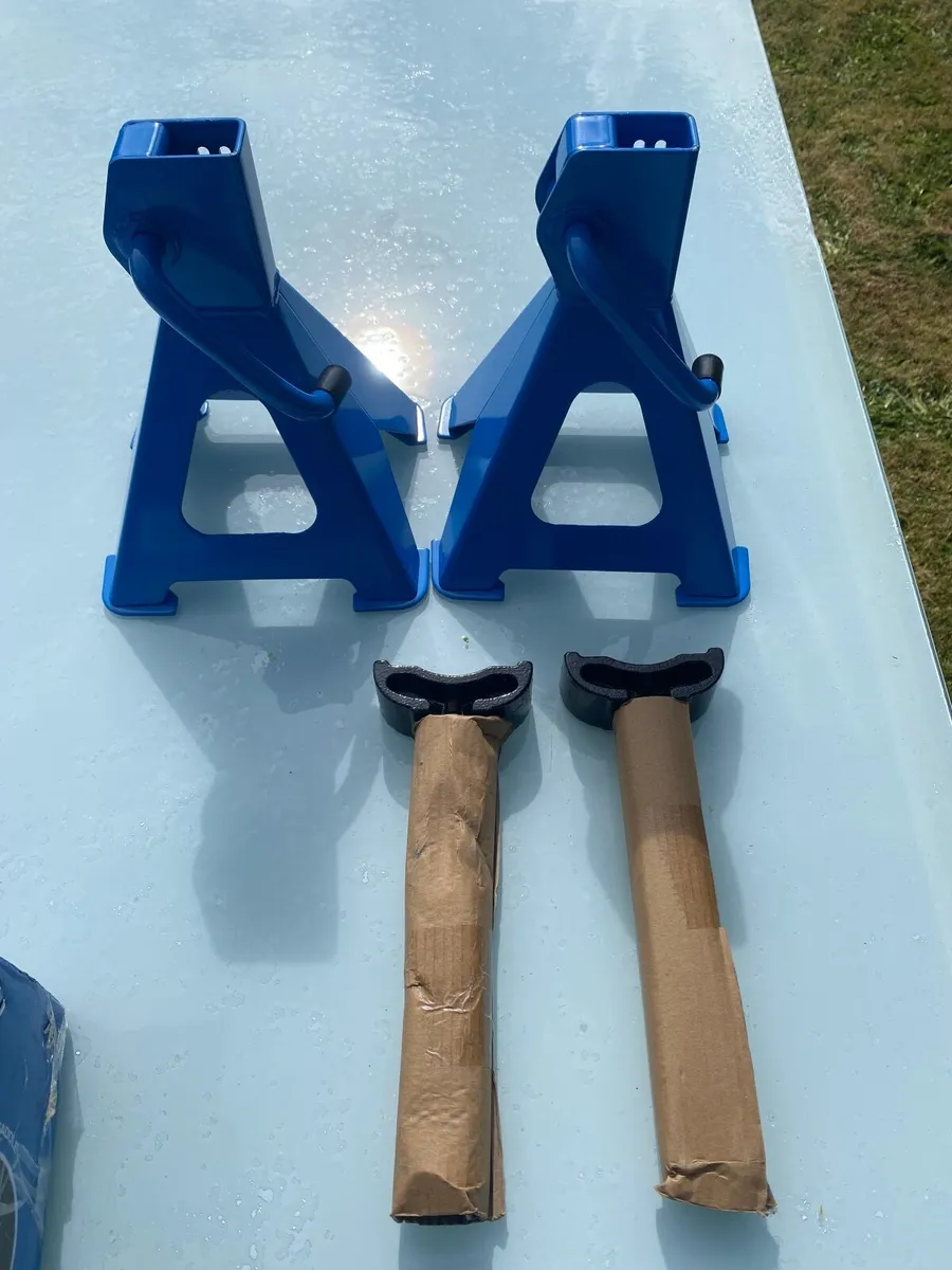 Axel stands - Image 2