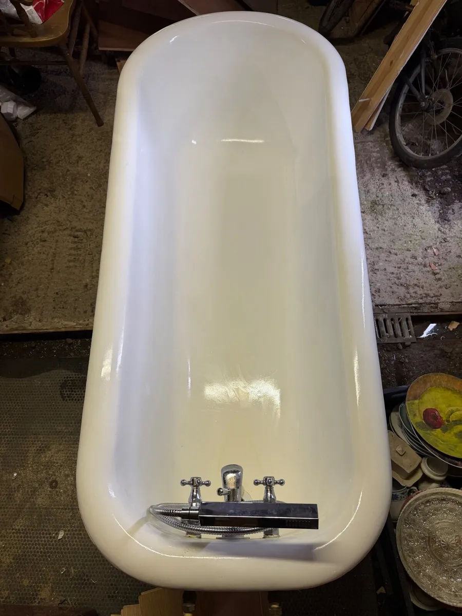 Traditional Cast Iron Roll Top Freestanding Bath - Image 2