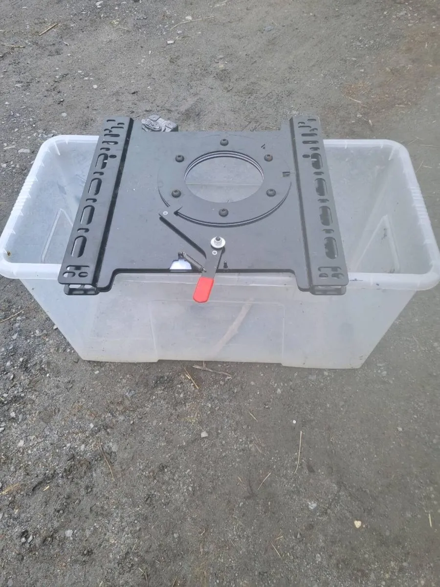 Camper van swivel seat base - Image 2
