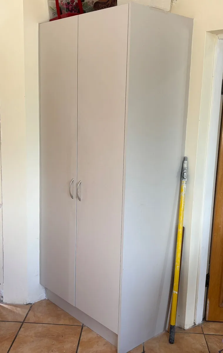 Kitchen units and island - Image 4
