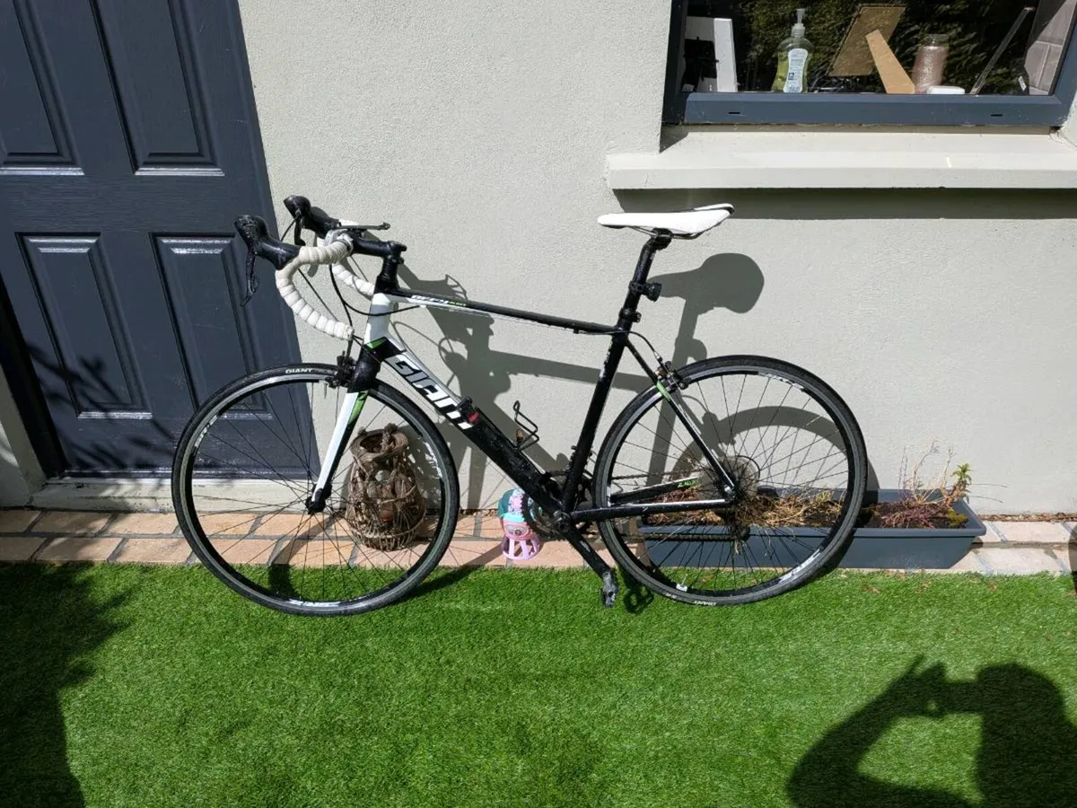 Giant defy 2015 Road Bike - Image 4