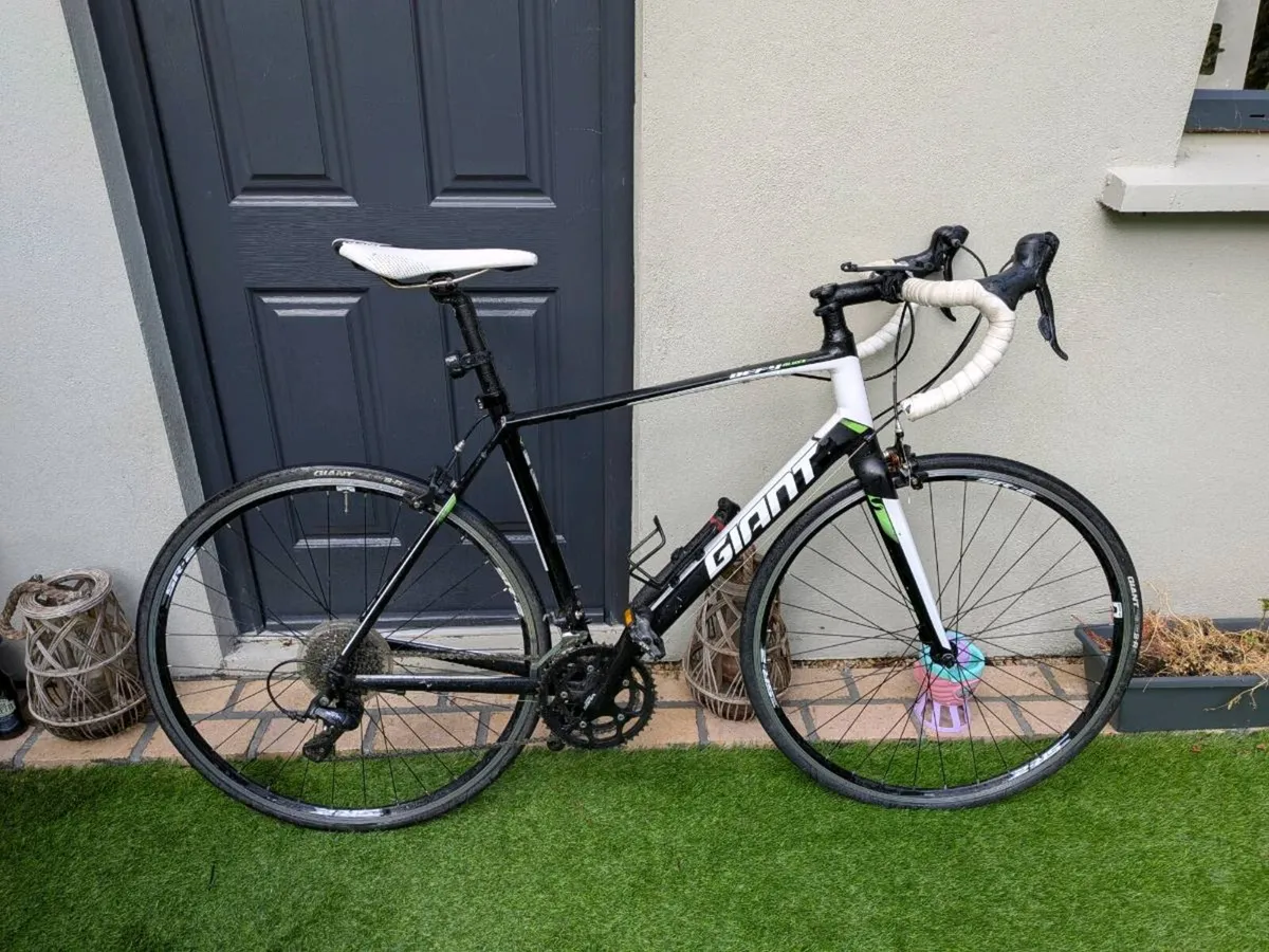 Giant defy 2015 Road Bike - Image 1