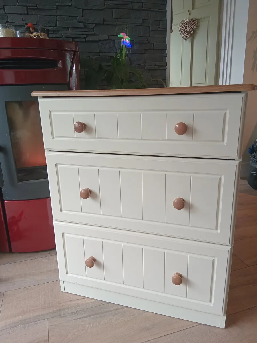 Double bedframe and matching chest of drawers - Image 2