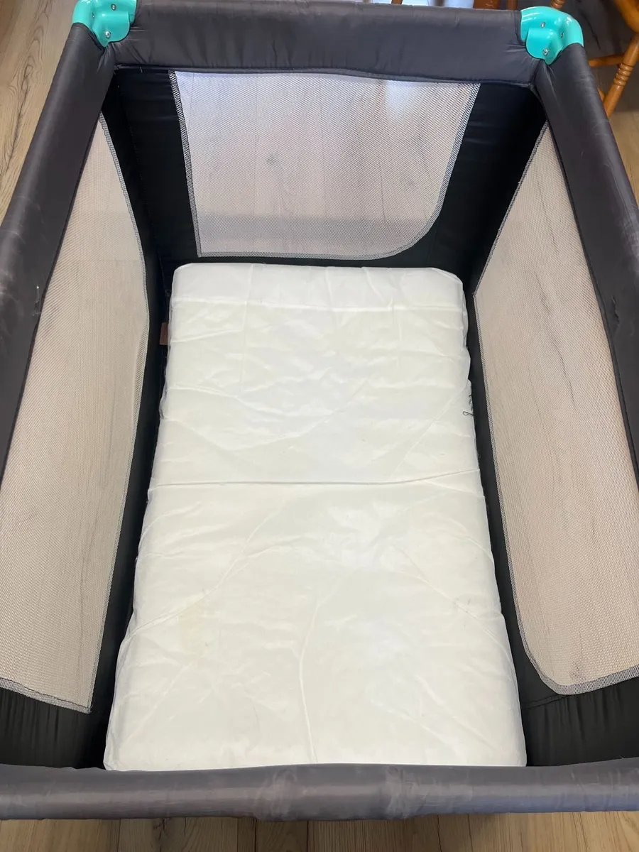 travel baby cot - Image 1