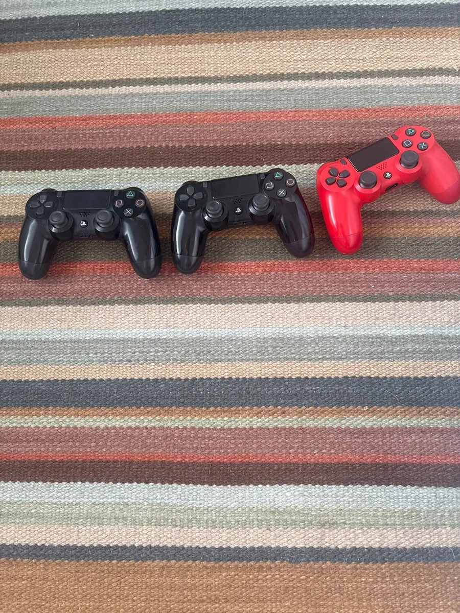 PS4 comes with 3 controllers 2games rough price - Image 2