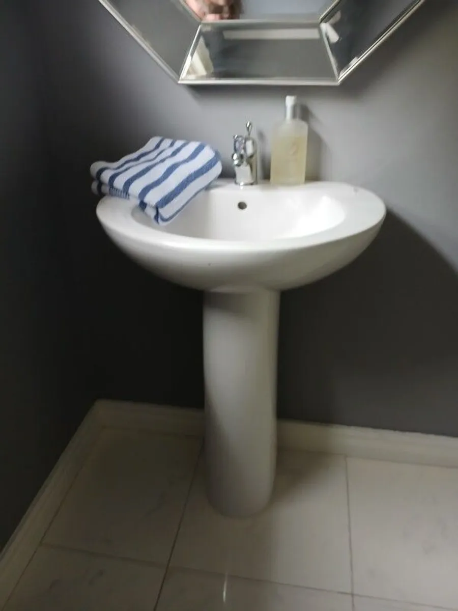Bathroom sink - Image 1