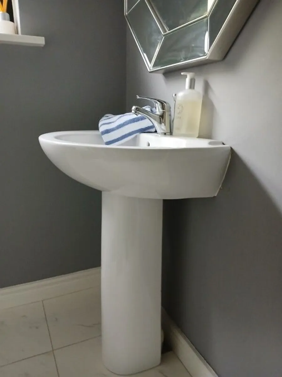 Bathroom sink - Image 3
