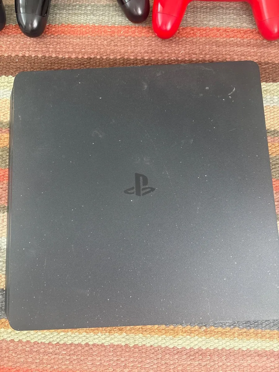 PS4 comes with 3 controllers 2games rough price - Image 4