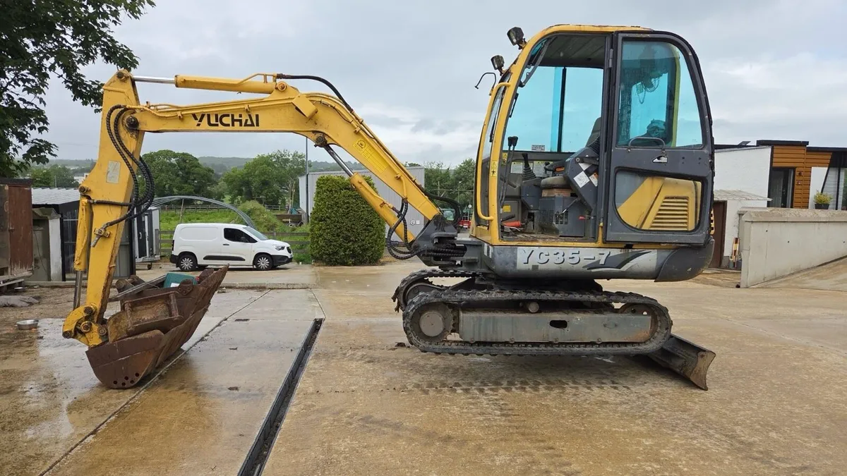 2007 3 ton digger Yuchai - Image 1