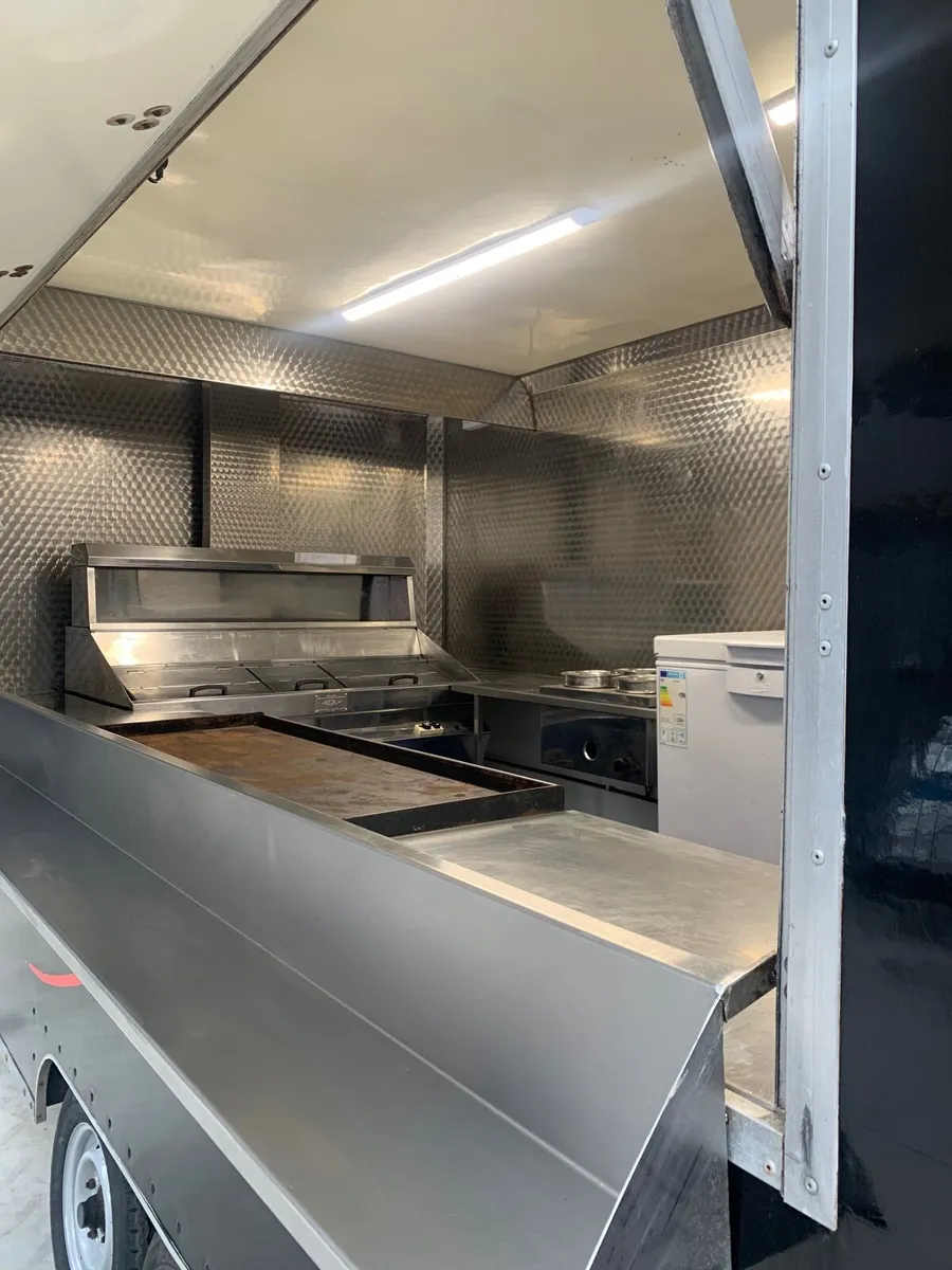 CATERING TRAILER/CHIP BURGER VAN/FOOD TRUCK - Image 2
