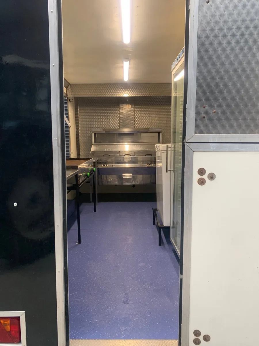 CATERING TRAILER/CHIP BURGER VAN/FOOD TRUCK - Image 4