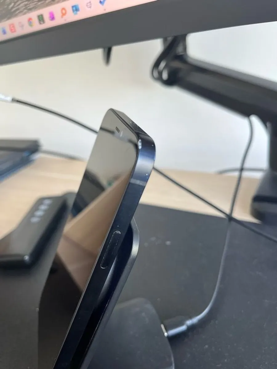 Iphone 12 - Image 3