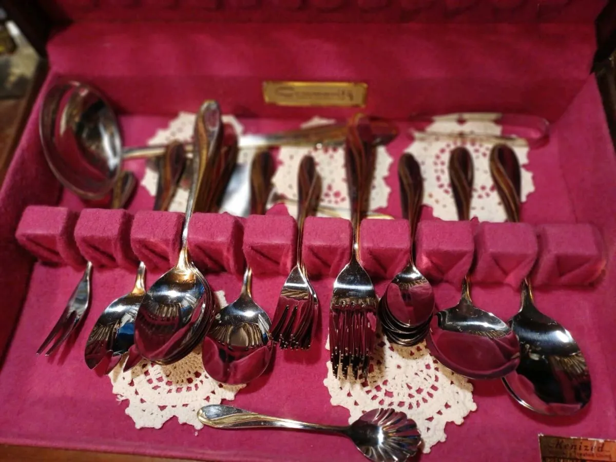 Vintage Oneida Silver Plated Cutlery Set - Image 2