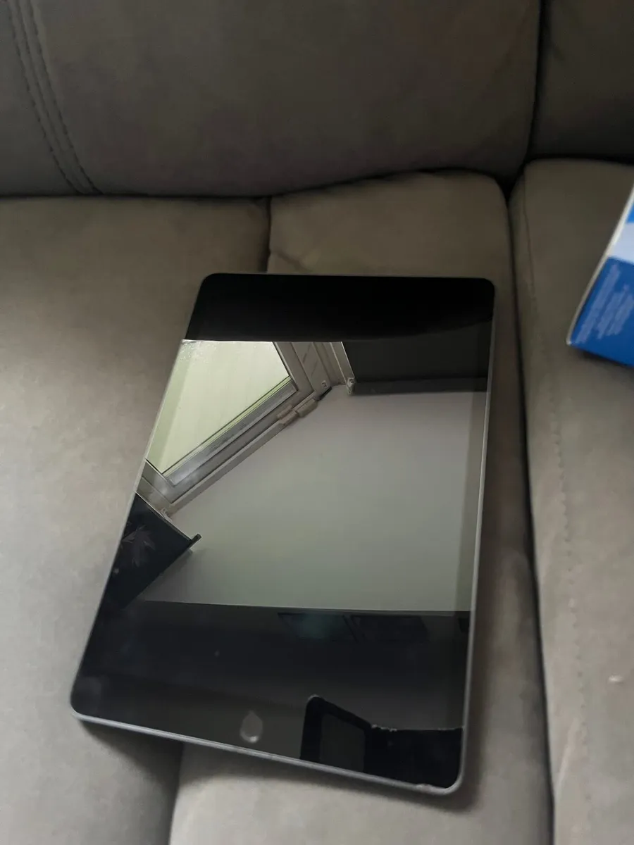iPad 9th gen a2602 - Image 1