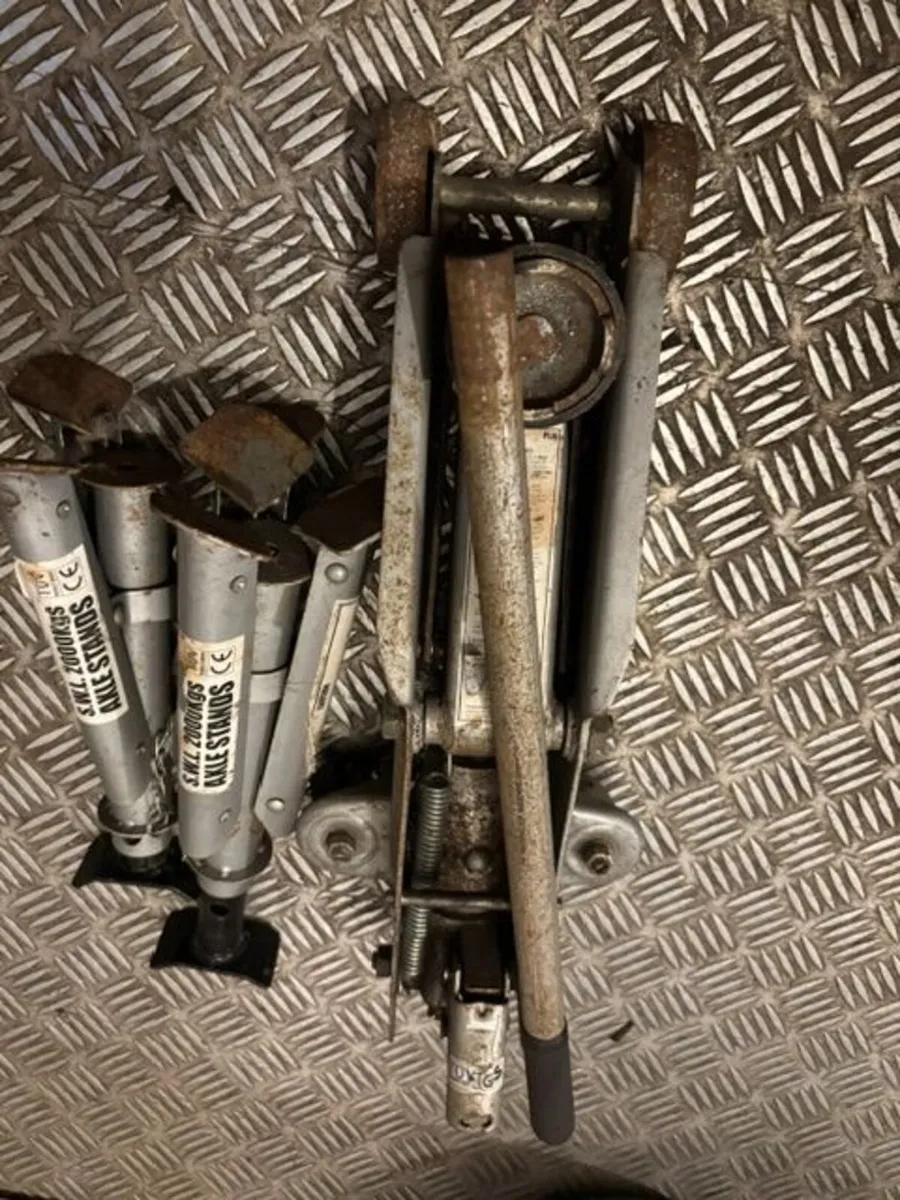 Car jack & axle stands - Image 1